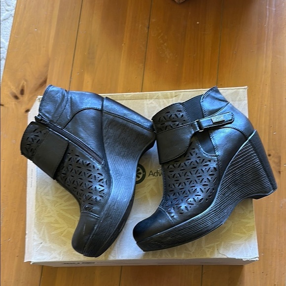 JBU Black Ankle Booties with Laser-Cut Design Wedge leather / textile upper - Picture 3 of 7
